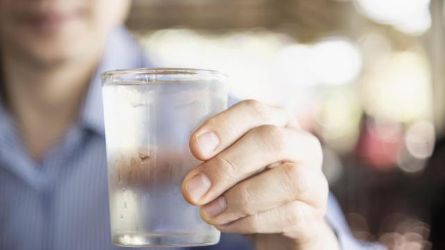 Un vaso de agua para hidratarse.