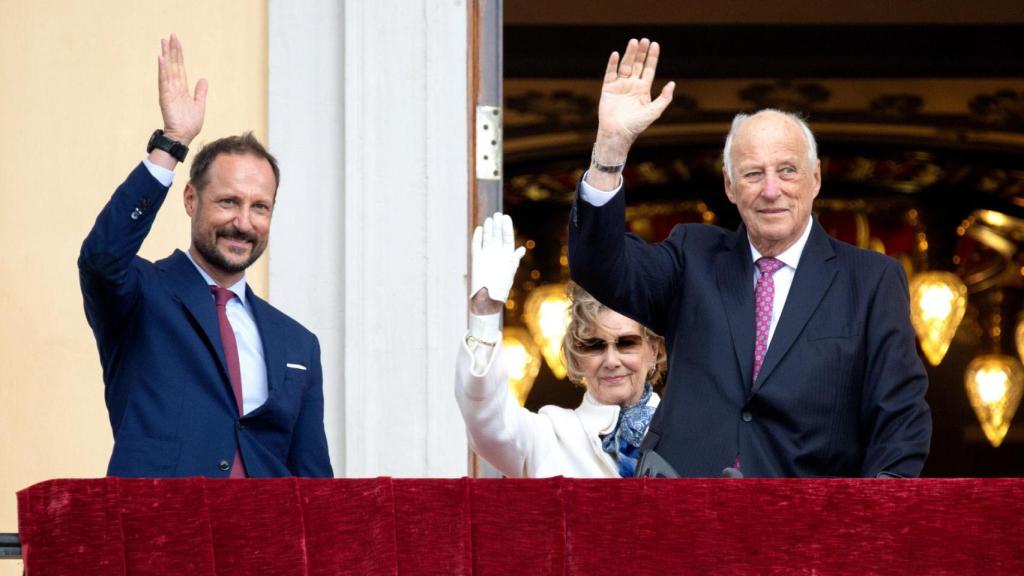 Haakon de Noruega junto a sus padres, los reyes Harald y Sonia, en un acto en Oslo.