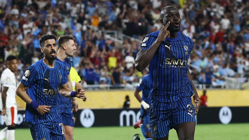Kalidou Koulibaly celebra un gol al Manchester City en la victoria del Al Hilal en los octavos del Mundial de Clubes