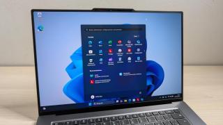 Un ordenador portátil con Windows 11