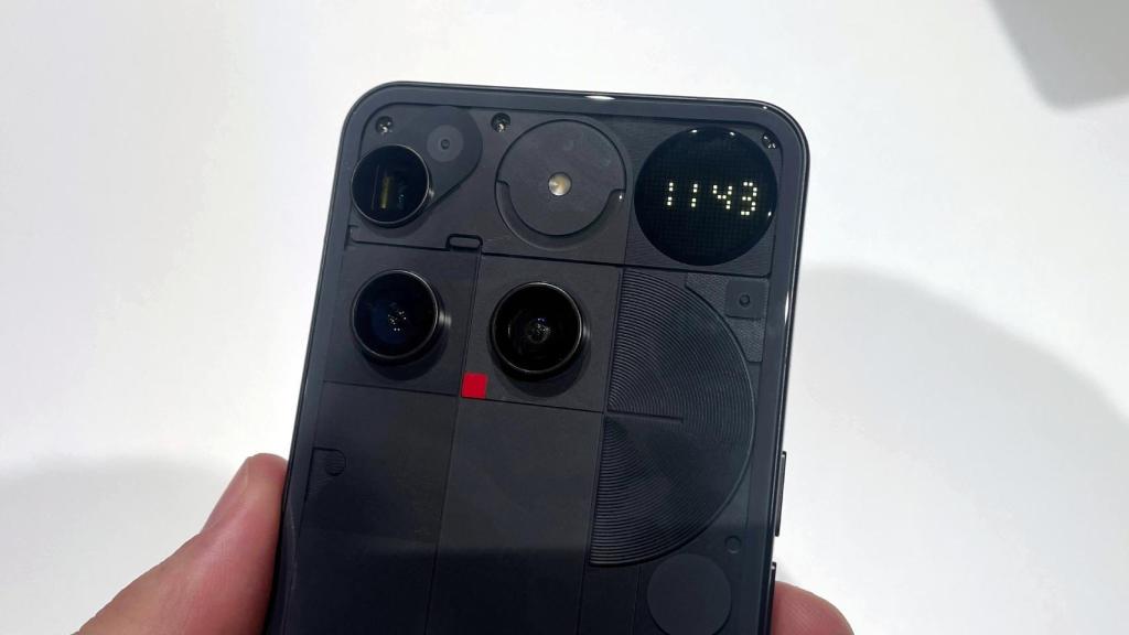 Glyph Matrix mostrando la hora en el Nothing Phone (3).