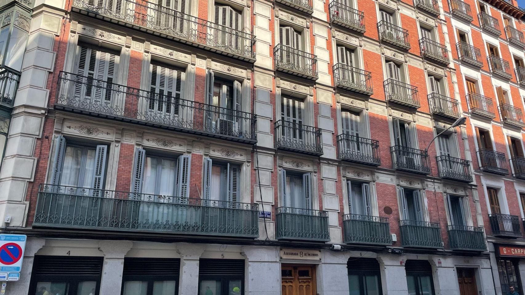 El edificio de la calle Duque de Rivas en Madrid que tiene seis pisos turísticos sin licencia de funcionamiento.