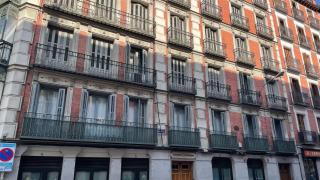 El edificio de la calle Duque de Rivas en Madrid que tiene seis pisos turísticos sin licencia de funcionamiento.