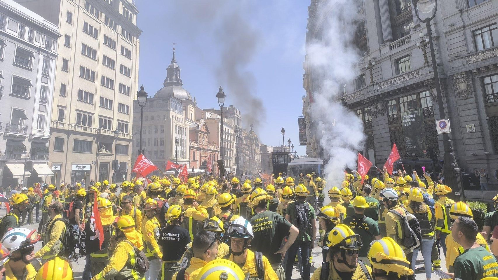 Los bomberos forestales de Madrid convocan un mes de huelga en plena ...
