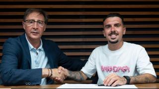 Joaquín Muñoz con Loren Juarros tras firmar su contrato con el Málaga CF