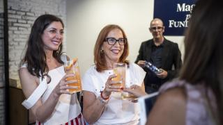 Espido Freire junto a una asistente disfrutando del cóctel Magas por Fundador.