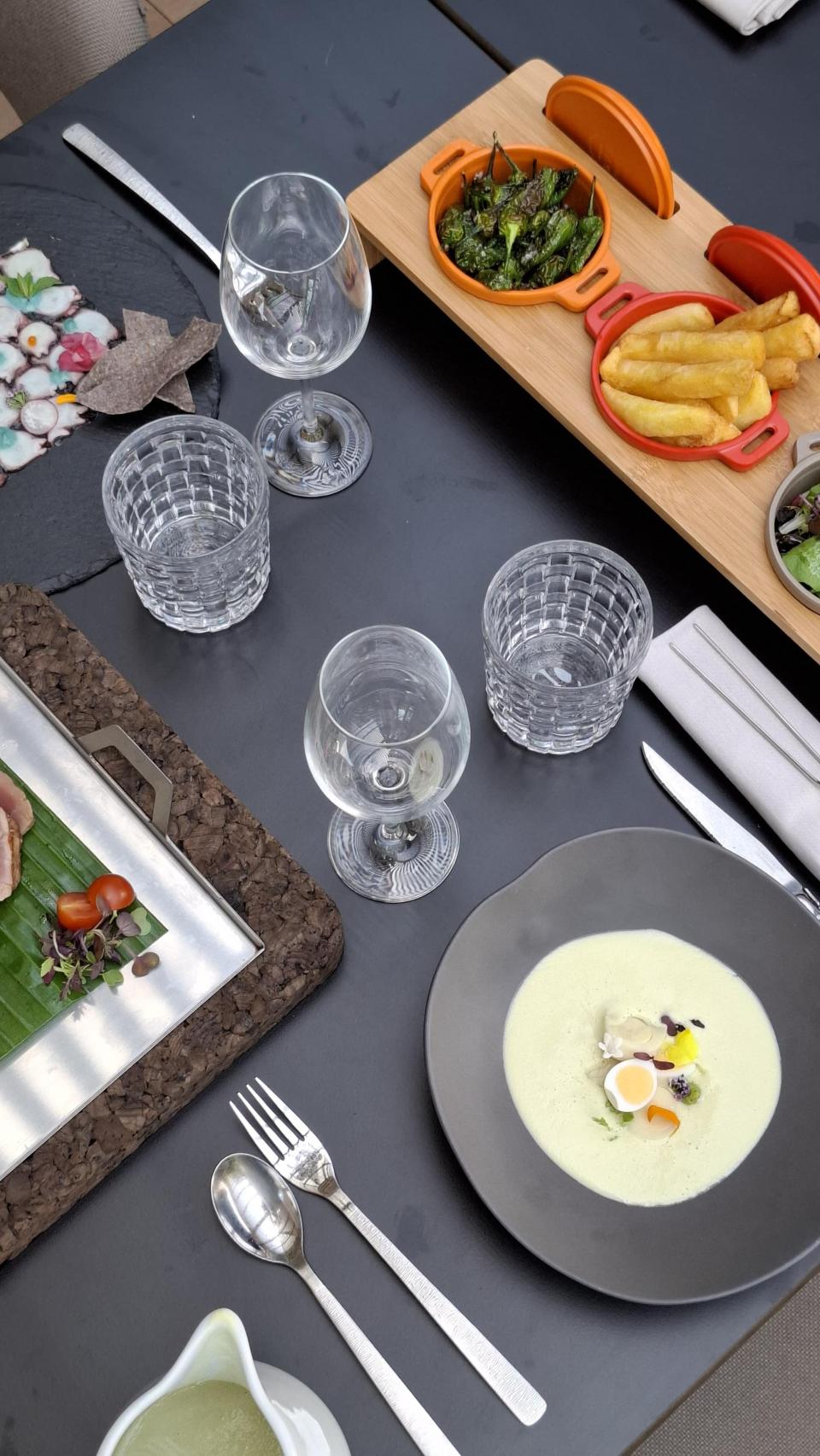 Una mesa preparada para el disfrute en la terraza Fuego.