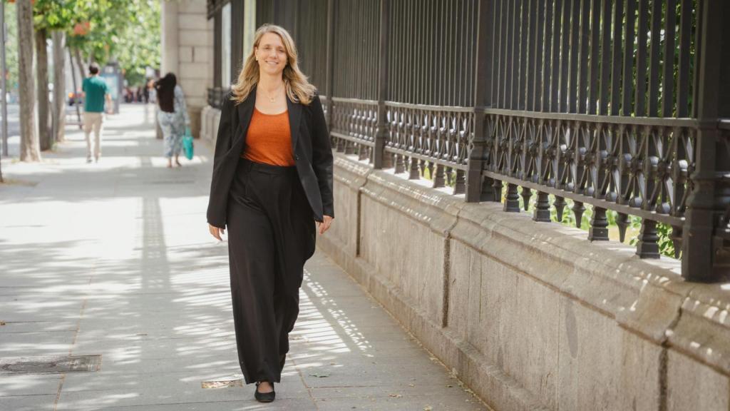 Ángela de Miguel paseando y posando para la revista.