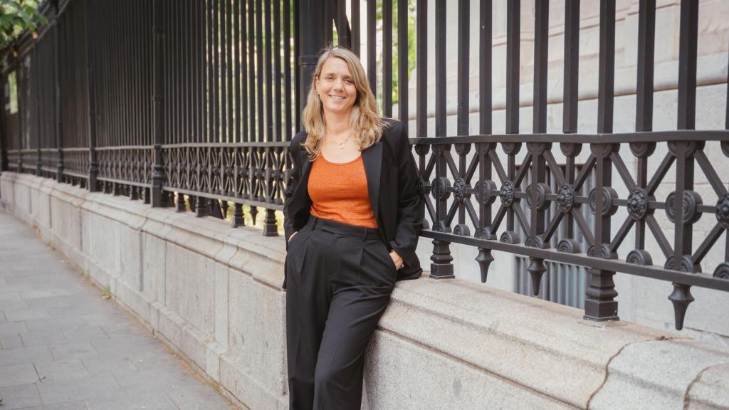 Ángela de Miguel posa ante la cámara.