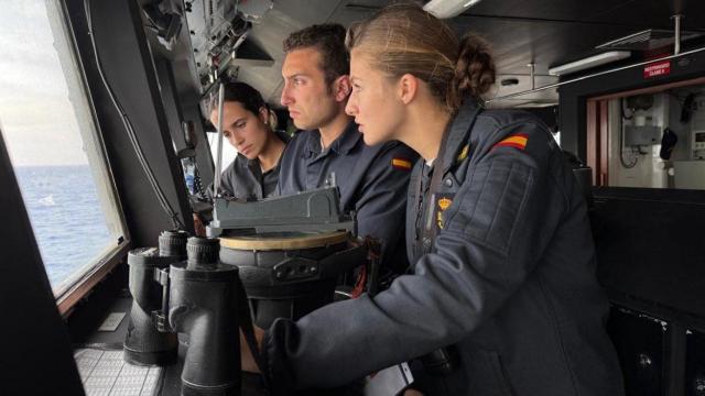 La heredera, con varios compañeros en la fragata.