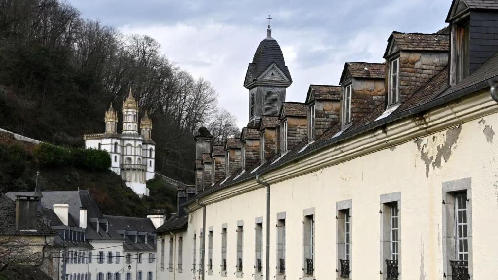 Mi hijo se arrojó sobre el ataúd gritando que quería irse con su padre: el internado que arruinó a cientos de niños en Francia