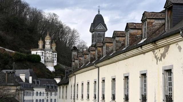 Mi hijo se arrojó sobre el ataúd gritando que quería irse con su padre: el internado que arruinó a cientos de niños en Francia