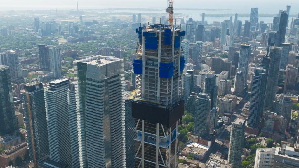 El edificio One Bloor West entrando en la fase final de su construcción.