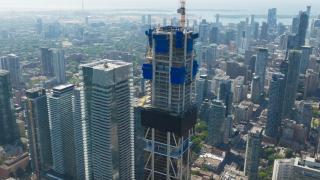 El edificio One Bloor West en pleno proceso de construcción