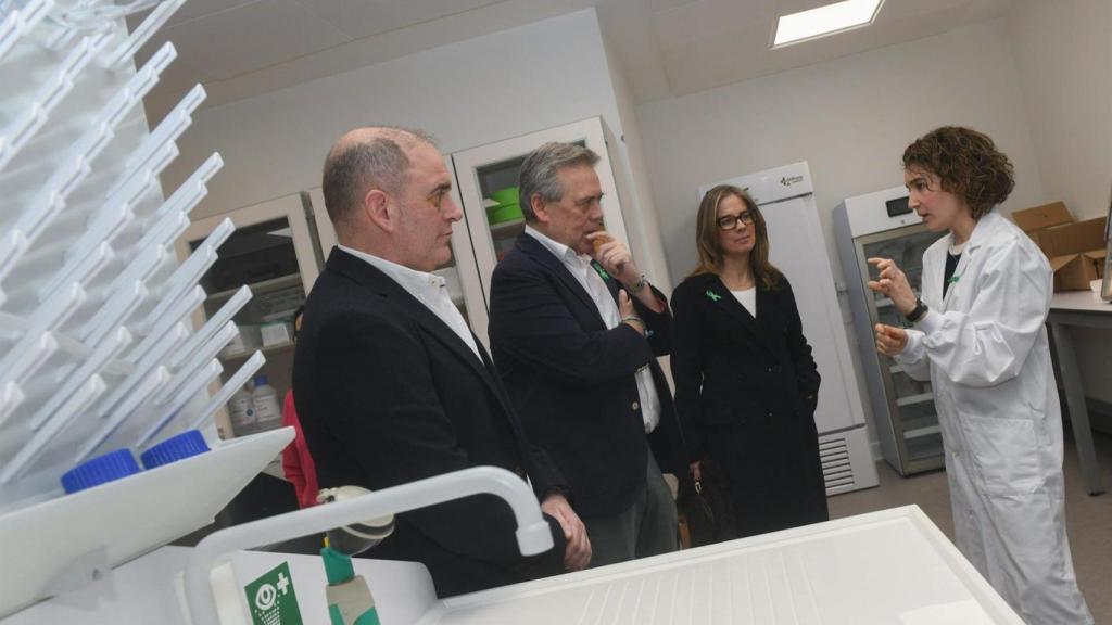 El conselleiro de Sanidade, durante una visita al Centro de Fabricación de Terapias Avanzadas de Galicia, en Santiago.