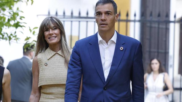 Pedro Sánchez y Begoña Gómez, a su llegada al Palacio de Dueñas de Sevilla.