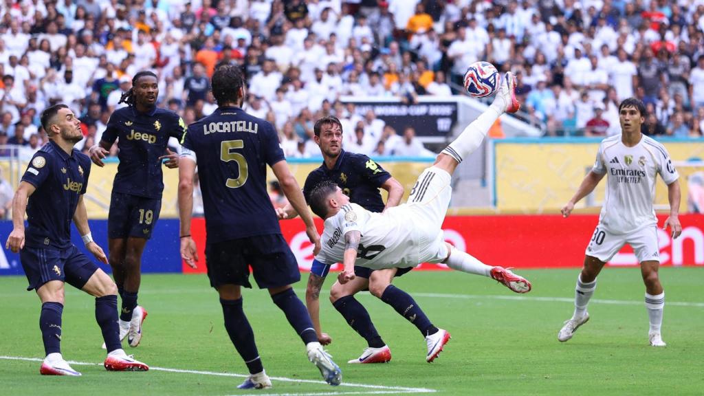 Fede Valverde hace una chilena en el partido ante la Juventus.