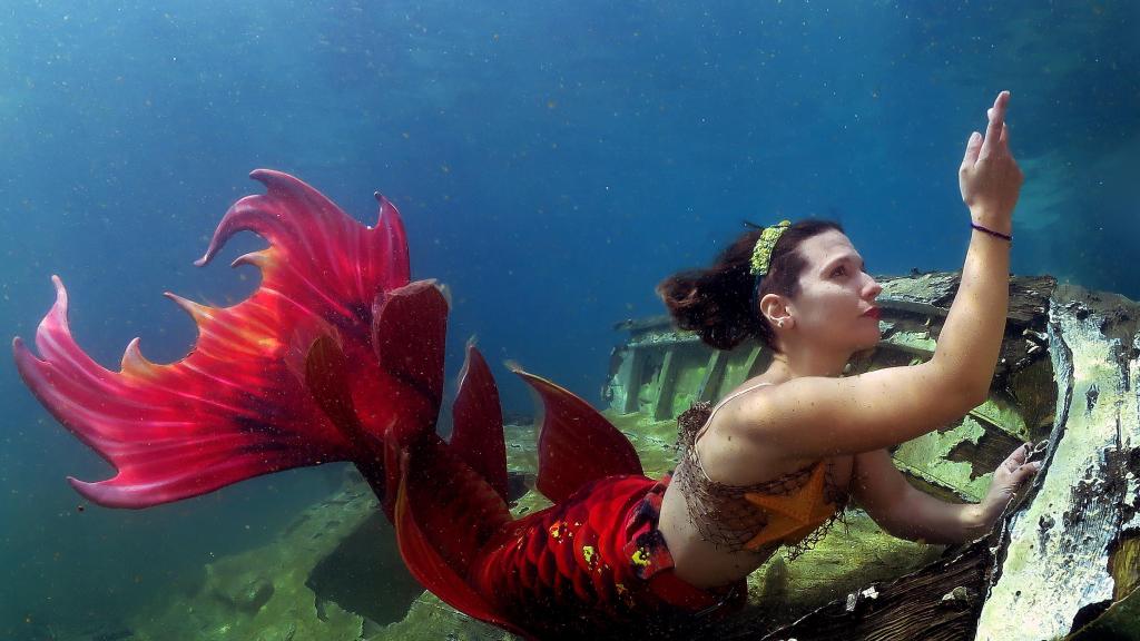 Una de las sirenas que practica en la escuela Les Basetes.