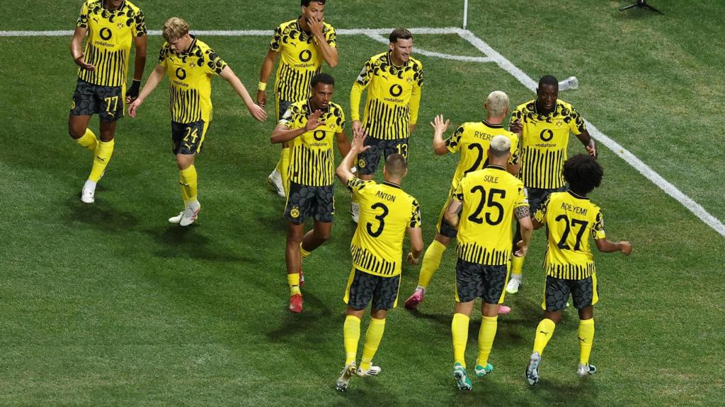 Serhou Guirassy celebra el primer gol del Dortmund ante Rayados