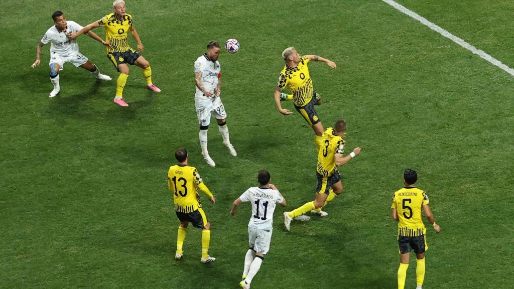 Sergio Ramos remate un balón dentro del área del Dortmund