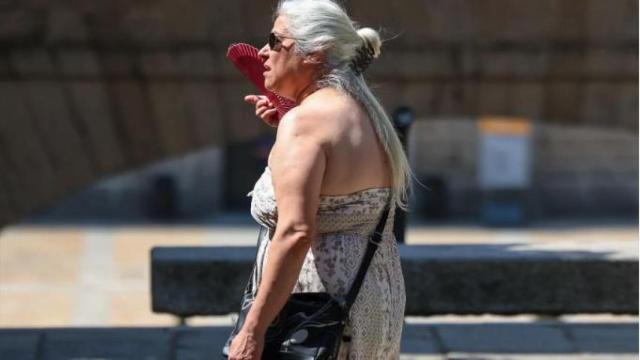 Una mujer se abanica durante la ola de calor.