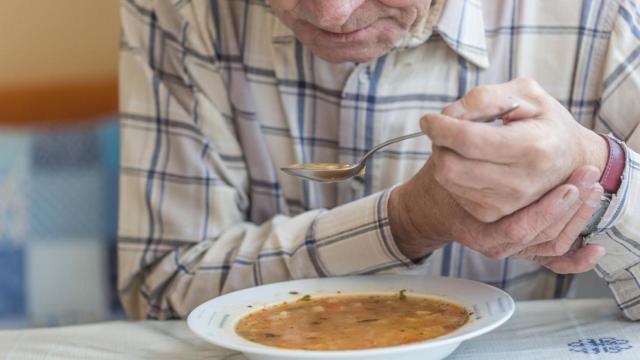 Persona mayor comiendo en una residencia de ancianos.