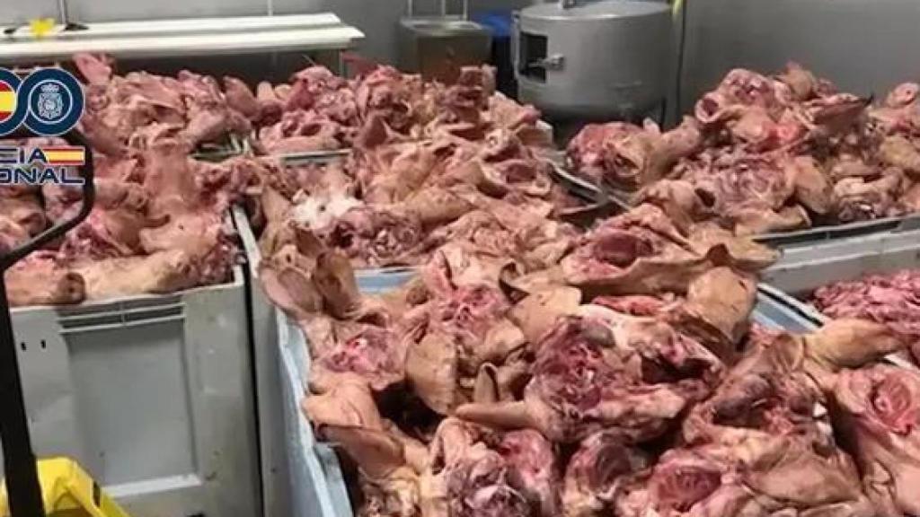 Carne en mal estado encontrada durante la inspección policial.