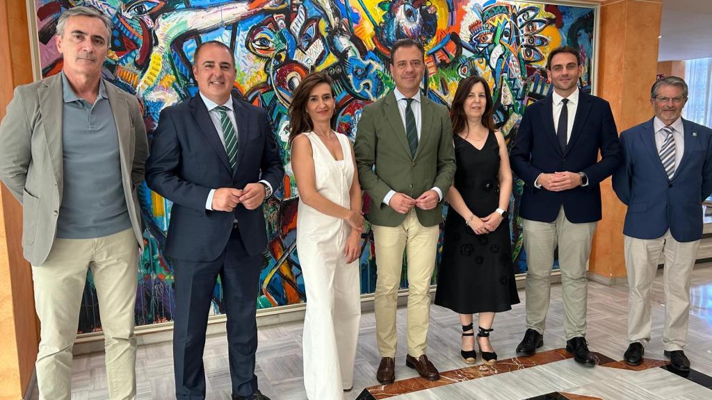 El consejero de Presidencia, Marcos Ortuño (c), junto a su equipo, este martes en la Asamblea Regional.