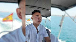 Jin Ye, el empresario chino que parodia a Julio Iglesias en La Manga, en un frame de su vídeo.