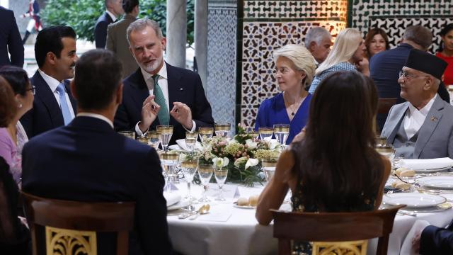 El rey Felipe VI y la reina Letizia durante la cena de gala ofrecida este domingo a los líderes mundiales que asisten a la IV Conferencia Internacional sobre Financiación para el Desarrollo.
