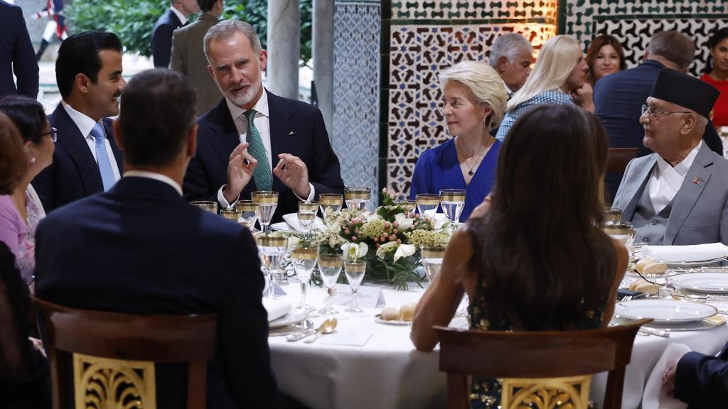 El rey Felipe VI y la reina Letizia durante la cena de gala ofrecida este domingo a los líderes mundiales que asisten a la IV Conferencia Internacional sobre Financiación para el Desarrollo.
