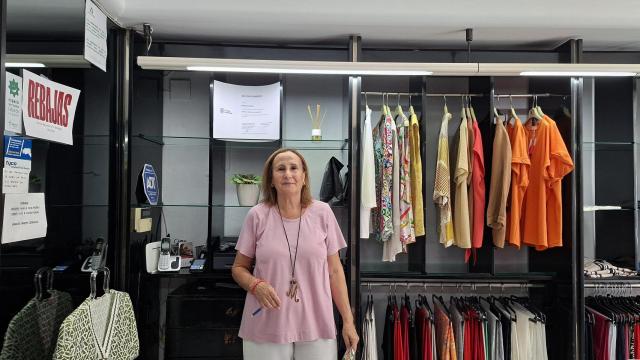 Manuela, dueña de Modas Ricardo en el interior de la tienda.