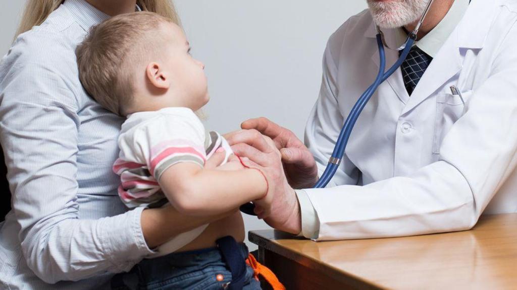 Un pediatra atendiendo a un menor. Imagen de archivo.