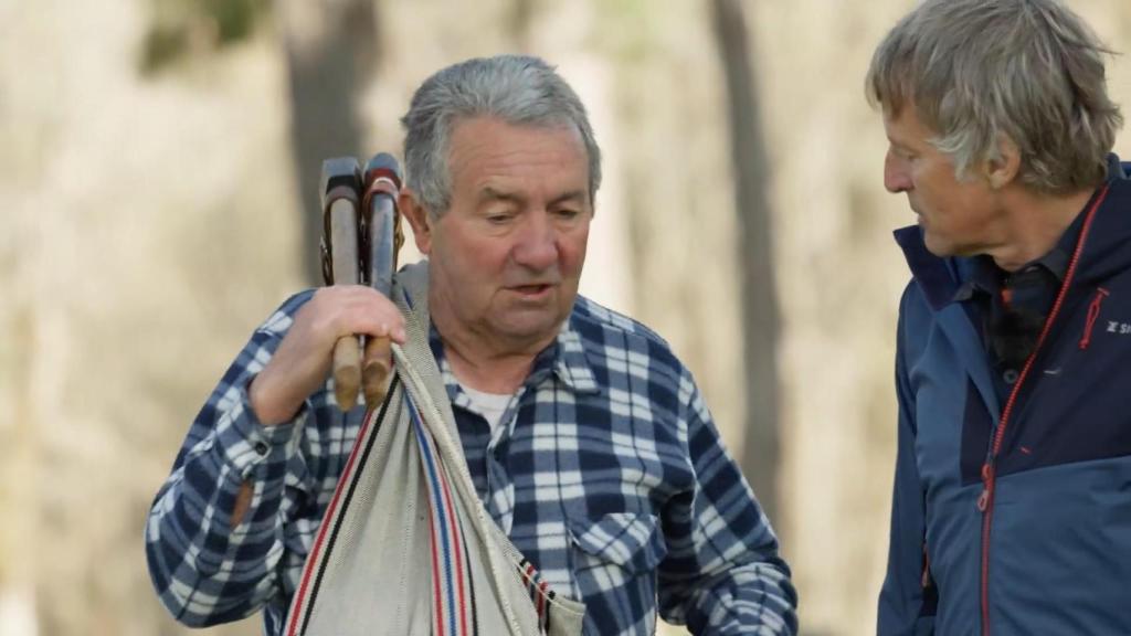 Jesús Calleja con un vecino en la provincia de Burgos