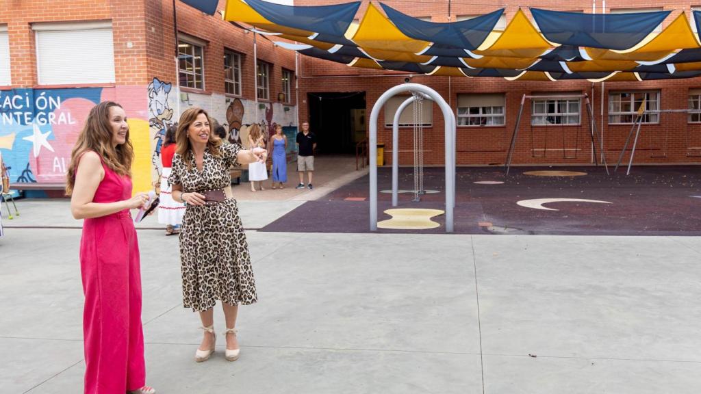 La alcaldesa de Zaragoza, Natalia Chueca, durante su visita al Centro Público de Educación Especial Alborada esta mañana.