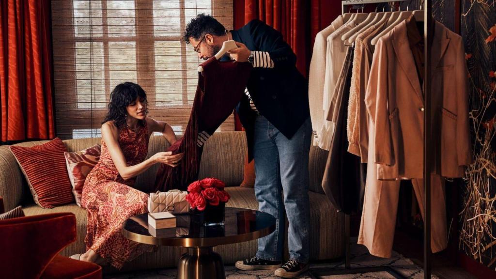 Un estilista experto asesora a una clienta disfrutando de la 'Experience Box'.