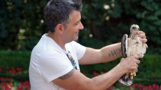 Ignacio S. García Dios, investigador principal de la Asociación Pennatus, con el águila