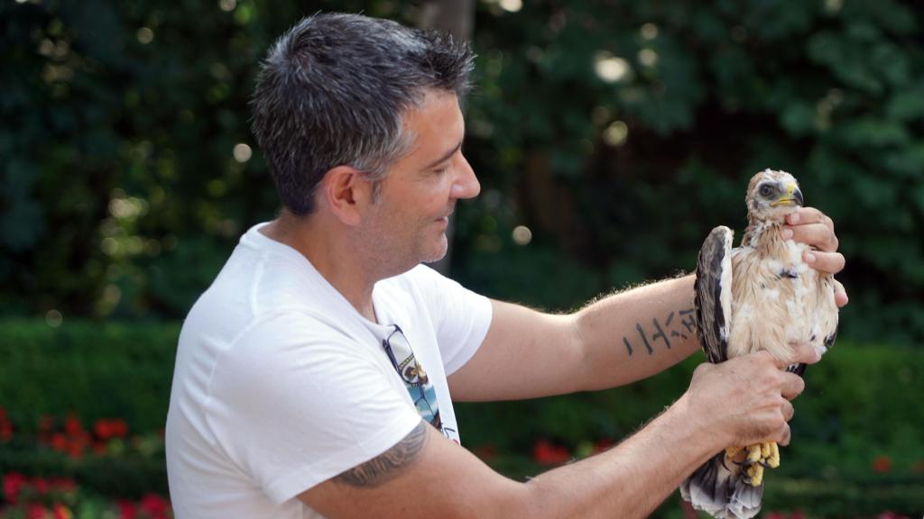 Ignacio S. García Dios, investigador principal de la Asociación Pennatus, con el águila