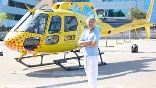 Jesús Calleja junto al helicóptero de 'Volando voy, volando vengo'