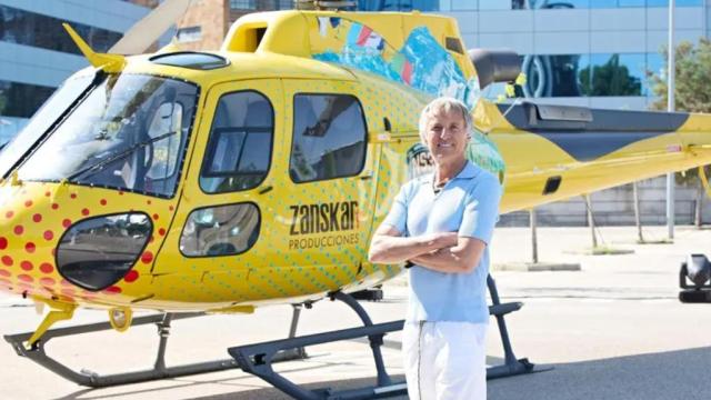 Jesús Calleja junto al helicóptero de 'Volando voy, volando vengo'
