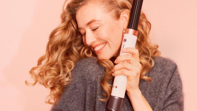 Modelo con la nueva herramienta de Dyson.