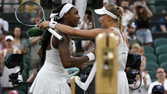 Dayana Yastremska saluda a Coco Gauff tras vencerla en Wimbledon