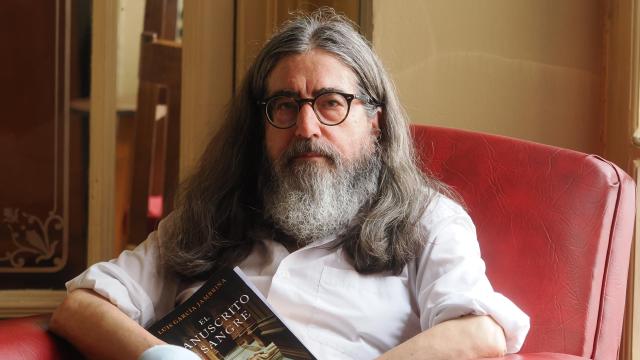 El escritor Luis García Jambrina con su última novela, 'El manuscrito de sangre'