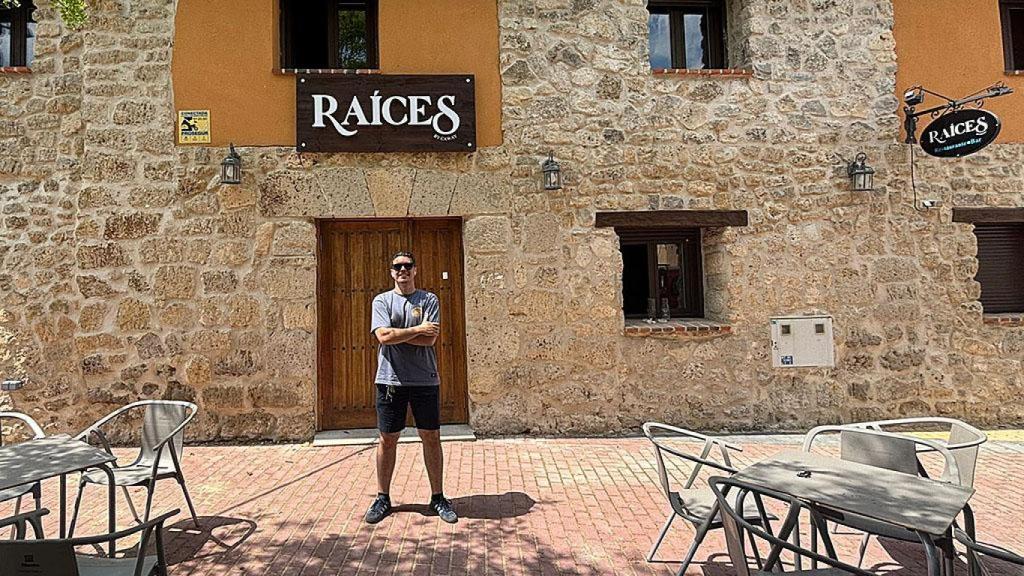 Jaime, uno de los miembros del equipo de Raíces, en el nuevo restaurante de Trigueros del Valle