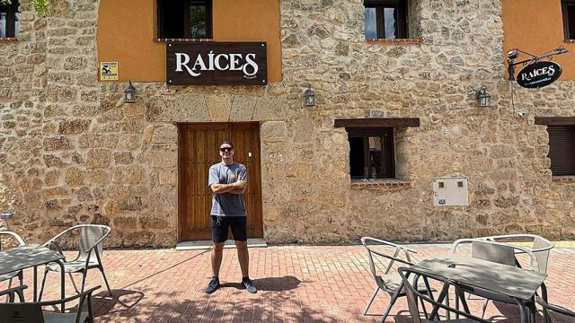Jaime, uno de los miembros del equipo de Raíces, en el nuevo restaurante de Trigueros del Valle