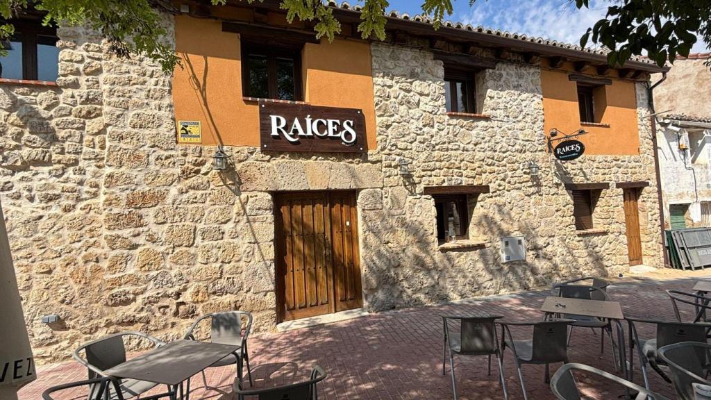 La fachada del nuevo Restaurante Raíces en Trigueros del Valle