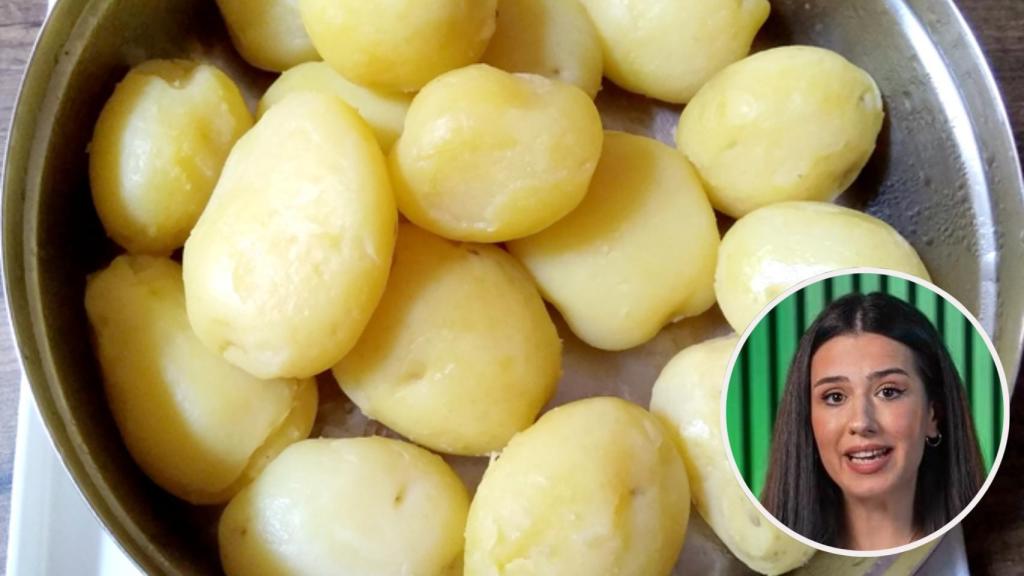 Sandra Moñino con un plato de patatas cocidas en una cocina.