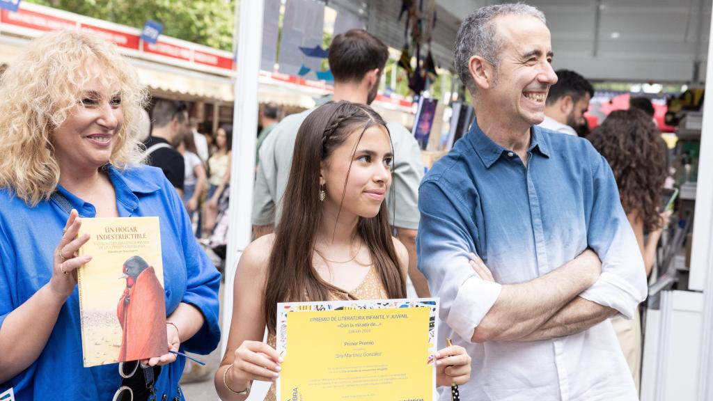 Sira Martínez junto a Salomé Suárez y Nono Granero en la Feria del Libro de Madrid.