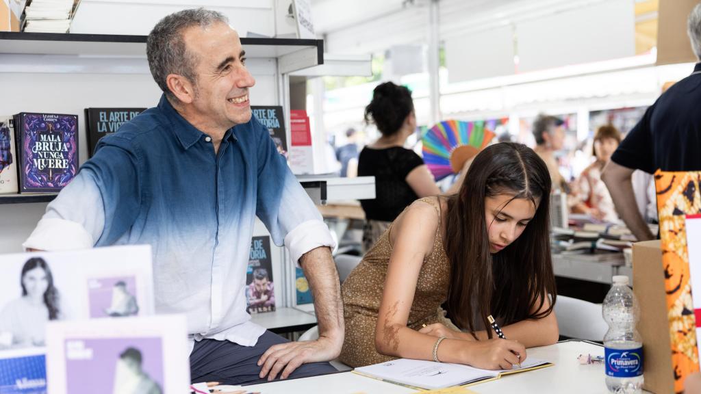 Sira Martínez junto a Nono Granero en la firma de libros de 'Un hogar indestructible'.