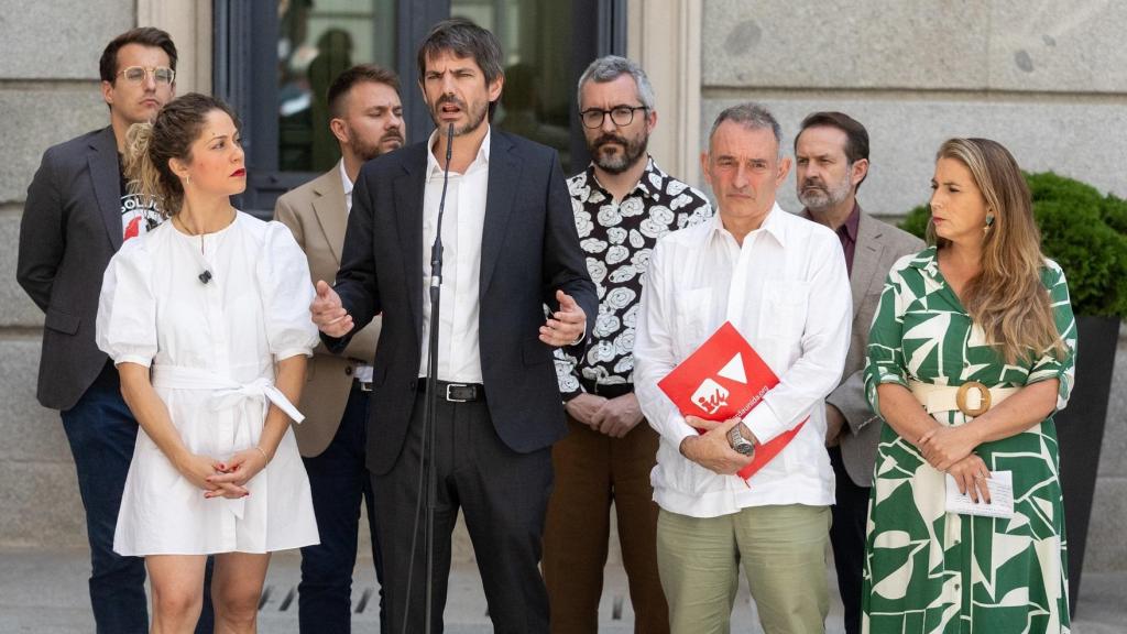 El portavoz de Sumar y ministro de Cultura, Ernest Urtasun, con el resto de representantes de la formación tras la reunión de seguimiento del pacto de coalición con el PSOE.